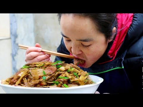 苗大姐做“竹笋炒肉”,几分钟就见底了,简直无肉不欢,过瘾!【苗阿朵美食】